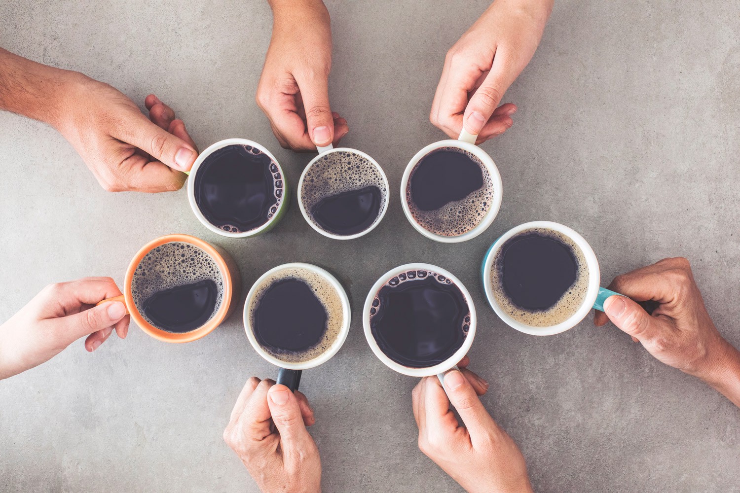 Image représentant plusieurs mains qui tiennent chacune une tasse de café