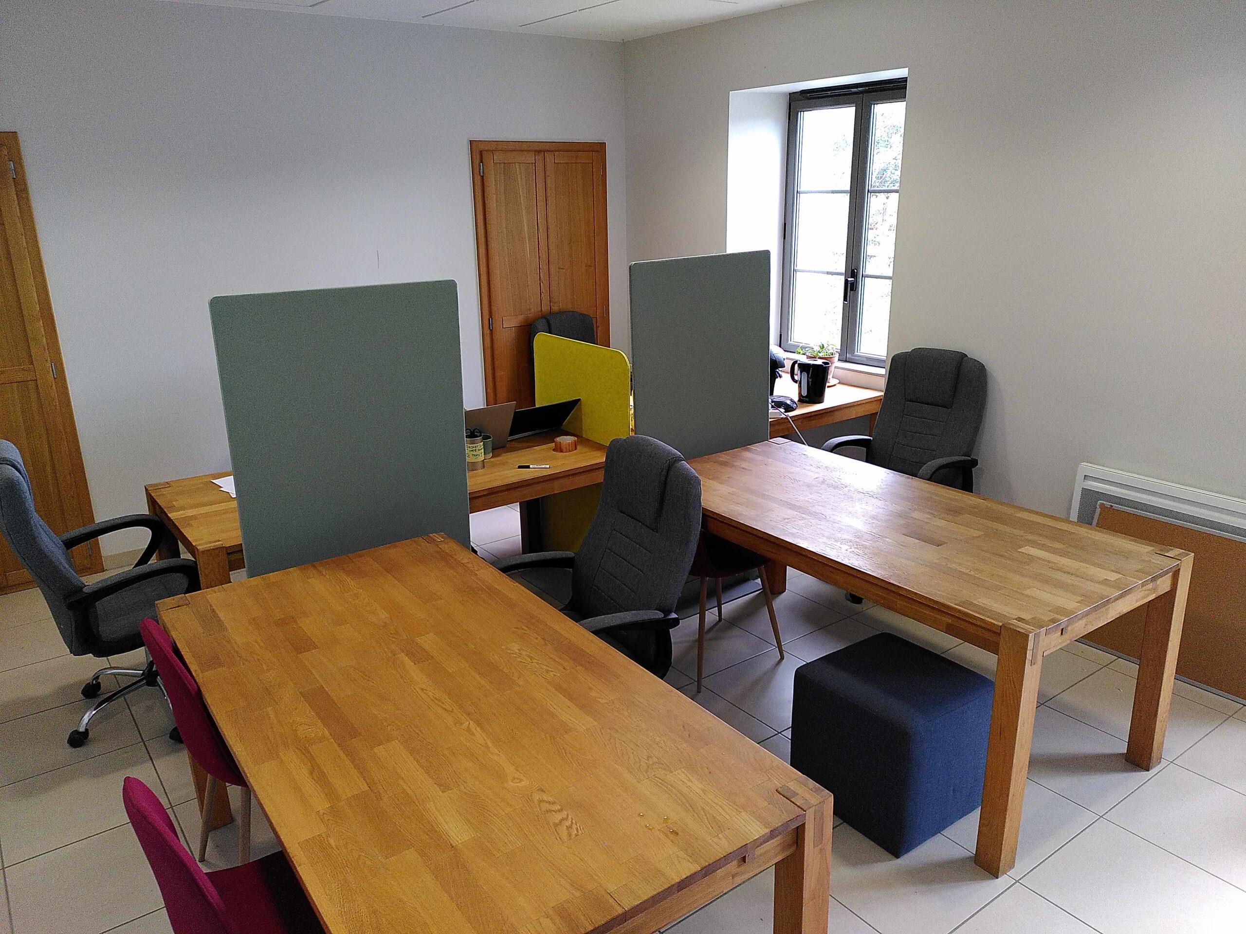 Image des locaux du Sonneur : bureaux en bois, chaises de bureau confortables