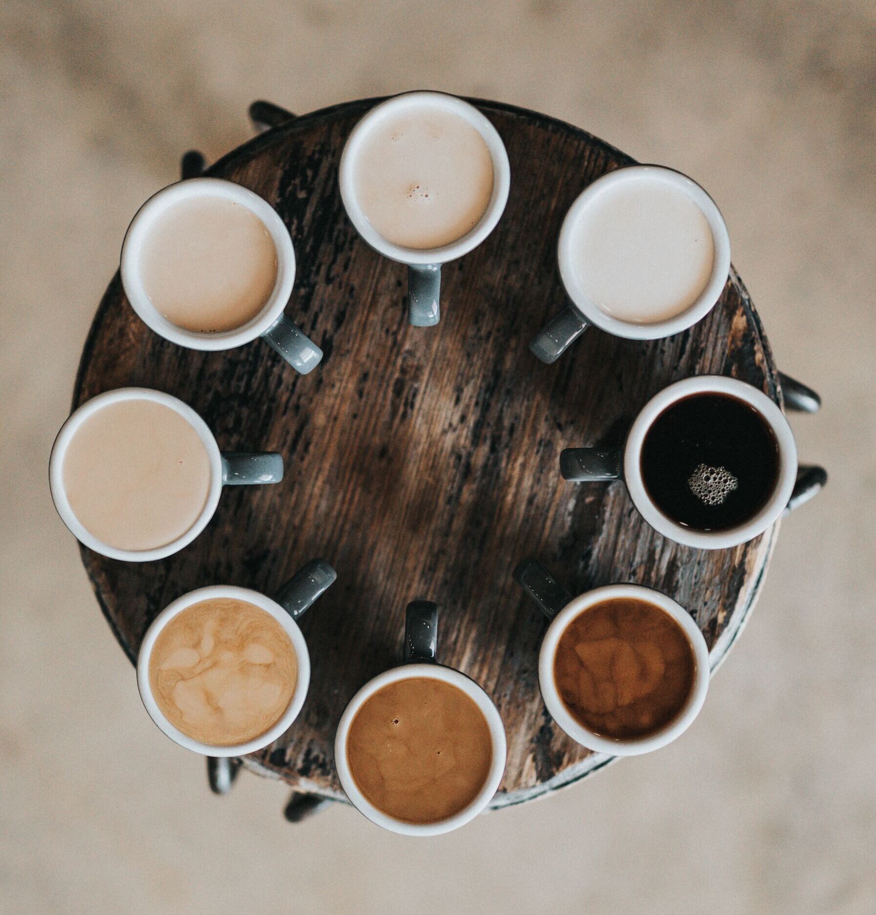 Image représentant un cercle de tasses de café