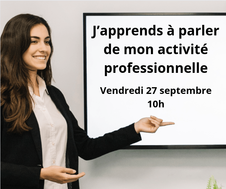 Une femme avec une chemise blanche et une veste présente un tableau sur lequel est écrit : J'apprends à parler de mon activité professionnelle Vendredi 27 septembre 10h